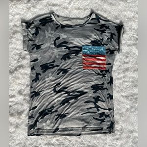 CAMOUFLAGE SHORT SLEEVE TEE SHIRT WITH AMERICAN FLAG FRONT POCKET. SIZE M.